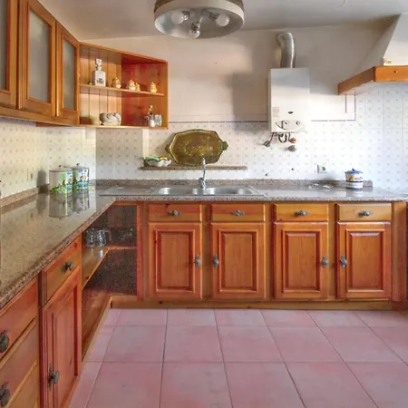 Charming House In With Shared Pool *