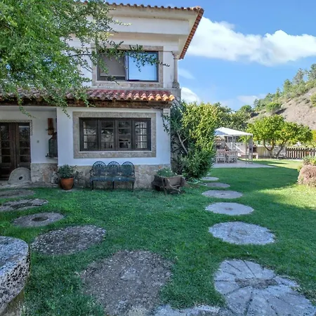 Charming House In With Shared Pool Ferienhaus *